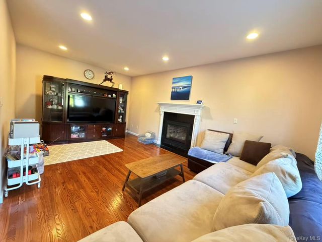 122 Walker Road, Mineola, NY 11501