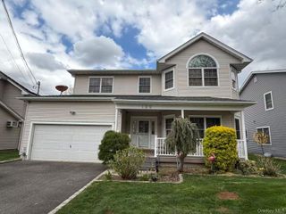 122 Walker Road, Mineola, NY 11501