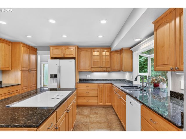 725 CARRERA Ln, Lake Oswego, OR 97034