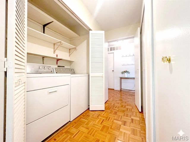 514 Coeur De Royale Drive 404, Creve Coeur, MO 63141