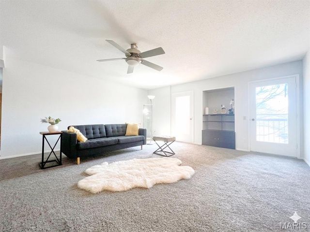 514 Coeur De Royale Drive 404, Creve Coeur, MO 63141