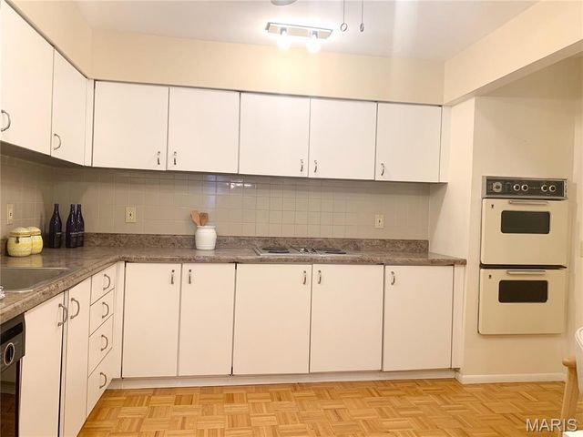 514 Coeur De Royale Drive 404, Creve Coeur, MO 63141