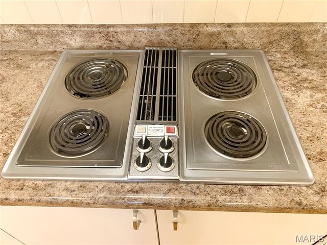 514 Coeur De Royale Drive 404, Creve Coeur, MO 63141