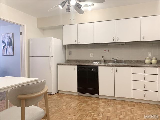 514 Coeur De Royale Drive 404, Creve Coeur, MO 63141