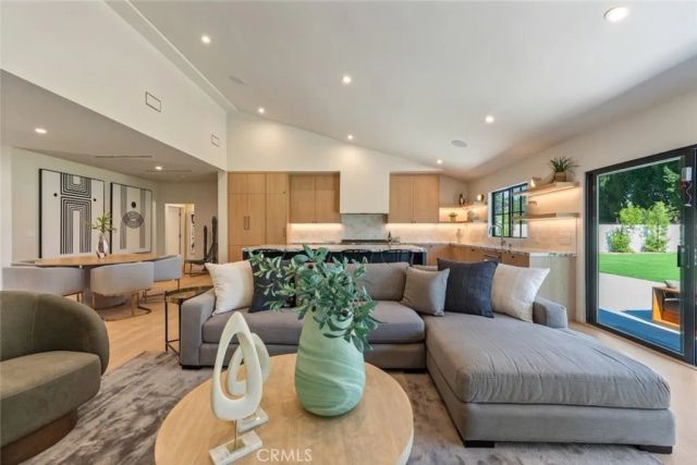 8960 Oak Park Avenue, Sherwood Forest, CA 91325