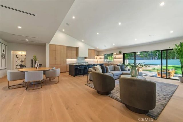 8960 Oak Park Avenue, Sherwood Forest, CA 91325