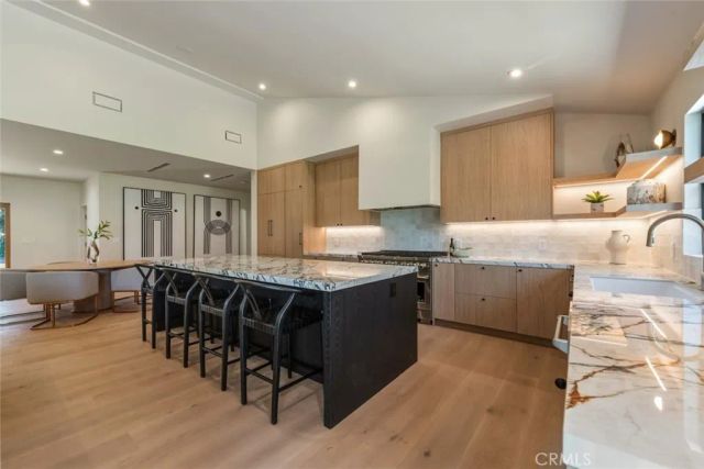 8960 Oak Park Avenue, Sherwood Forest, CA 91325