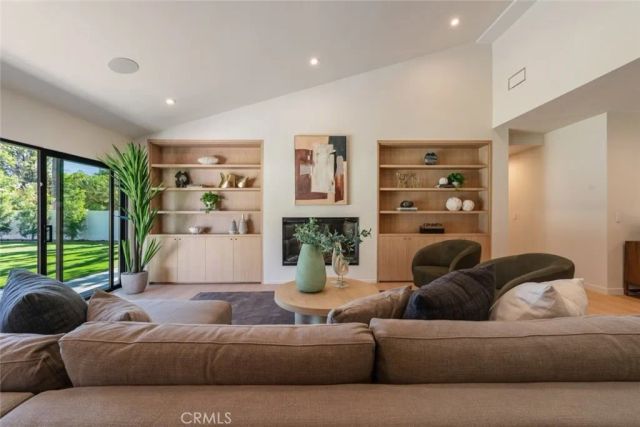 8960 Oak Park Avenue, Sherwood Forest, CA 91325