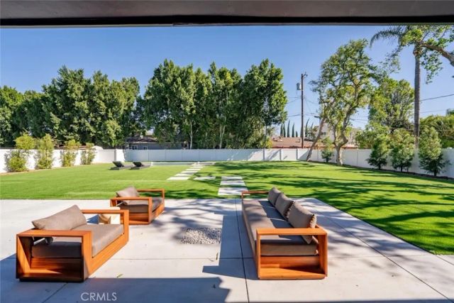 8960 Oak Park Avenue, Sherwood Forest, CA 91325