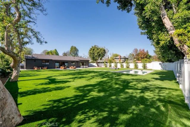 8960 Oak Park Avenue, Sherwood Forest, CA 91325