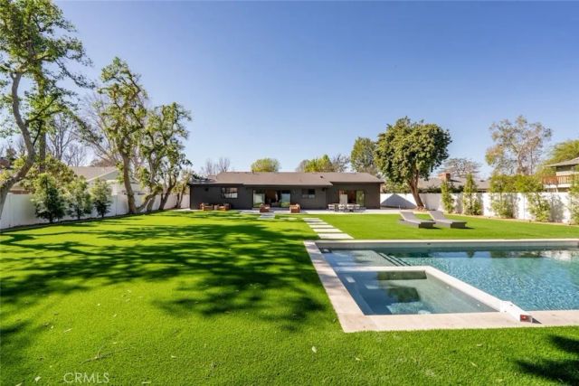 8960 Oak Park Avenue, Sherwood Forest, CA 91325