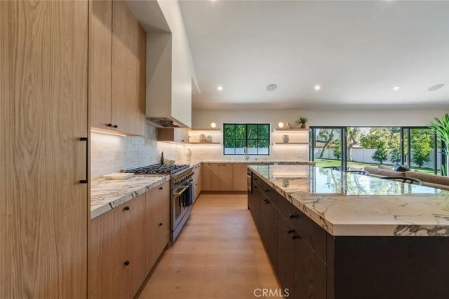 8960 Oak Park Avenue, Sherwood Forest, CA 91325