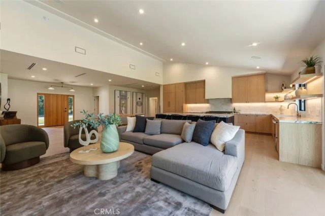 8960 Oak Park Avenue, Sherwood Forest, CA 91325