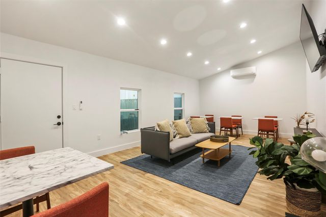 2000 Glen Allen ST 6, Austin, TX 78704