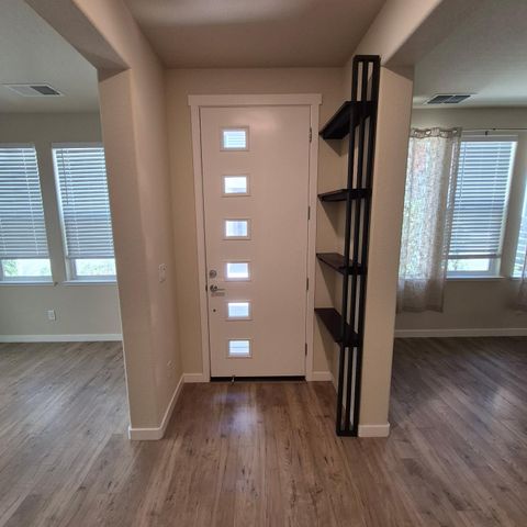 9902 Del Surf Ln, Elk Grove, CA 95757