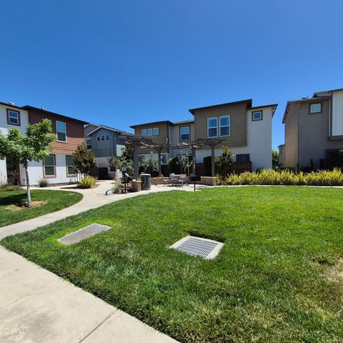 9902 Del Surf Ln, Elk Grove, CA 95757