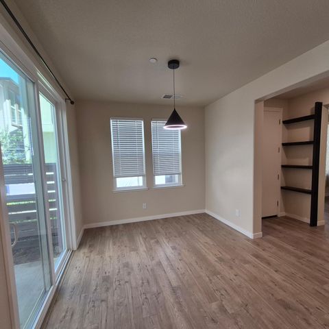 9902 Del Surf Ln, Elk Grove, CA 95757