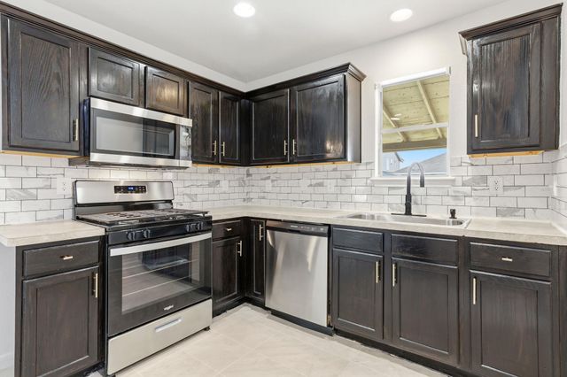 5008 Irvine LN, Del Valle, TX 78617