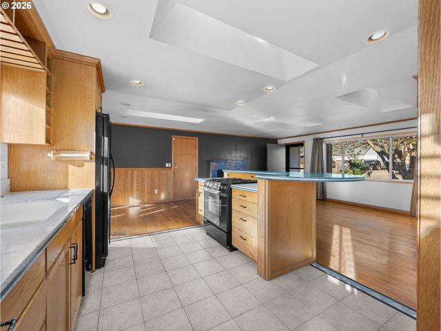 12840 Se MILL St, Portland, OR 97233