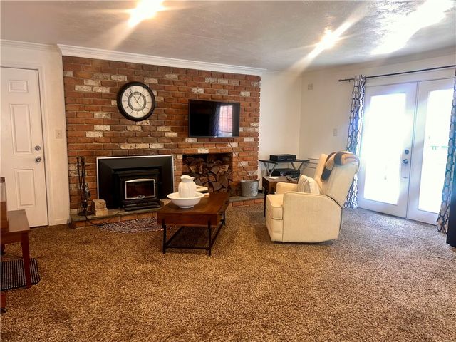 306 Black Walnut Dr, Salem Twp, PA 15601