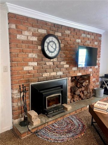 306 Black Walnut Dr, Salem Twp, PA 15601