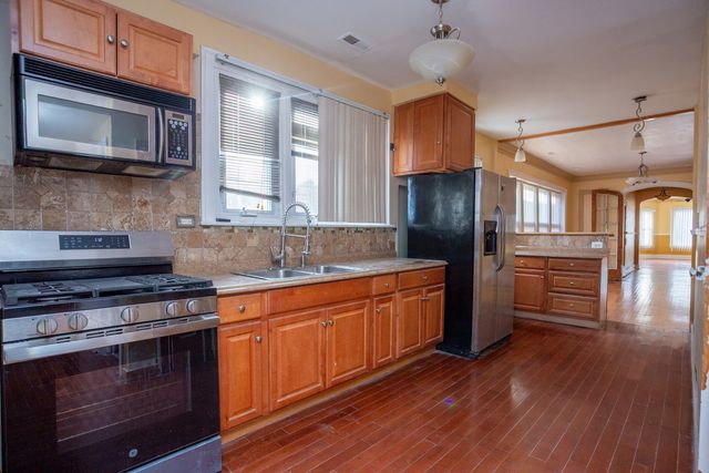 7637 S Phillips Avenue, Chicago, IL 60649