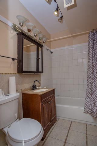 7637 S Phillips Avenue, Chicago, IL 60649