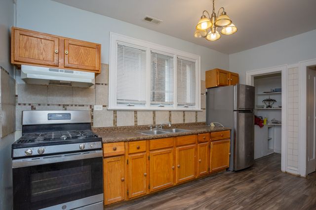 7637 S Phillips Avenue, Chicago, IL 60649