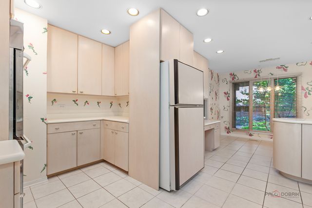 3875 S Mission Hills Road, Northbrook, IL 60062
