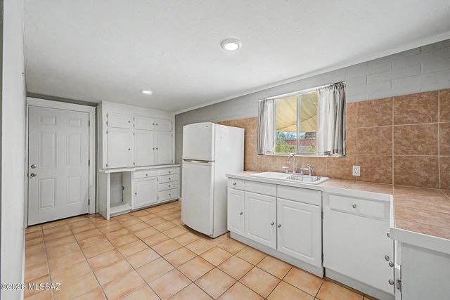 3973 E Desmond Lane, Tucson, AZ 85712