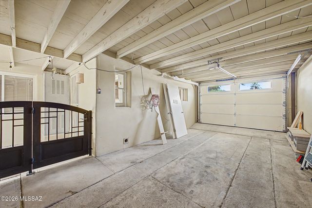 3973 E Desmond Lane, Tucson, AZ 85712