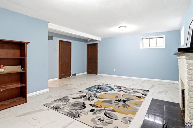 3315 SW 15th ST, Topeka, KS 66604