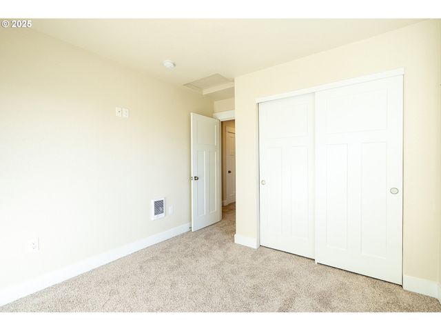 117 E JERSEY St, Gladstone, OR 97027