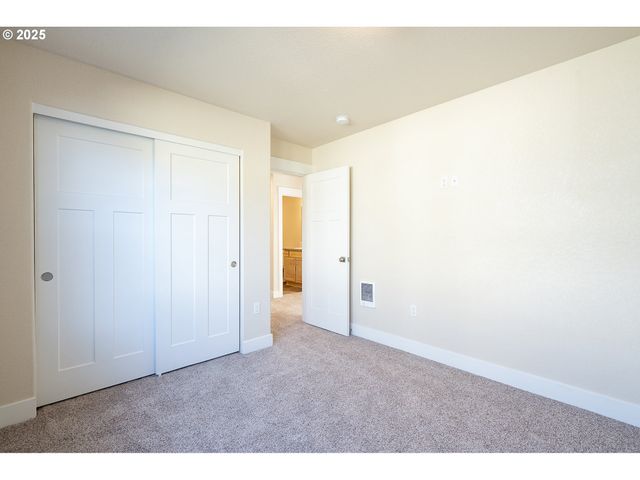 117 E JERSEY St, Gladstone, OR 97027