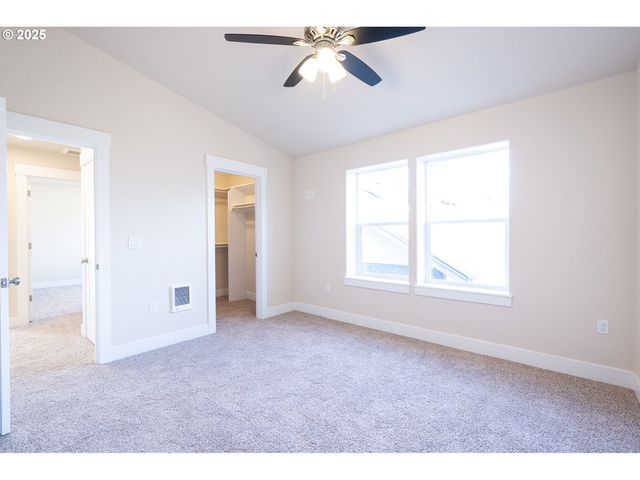 117 E JERSEY St, Gladstone, OR 97027