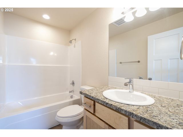 117 E JERSEY St, Gladstone, OR 97027