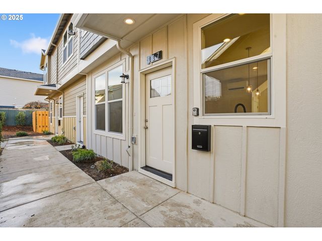 117 E JERSEY St, Gladstone, OR 97027