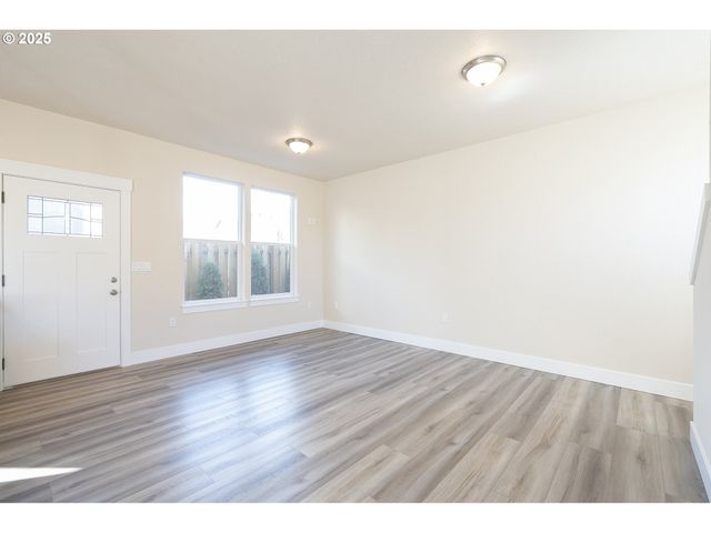 117 E JERSEY St, Gladstone, OR 97027