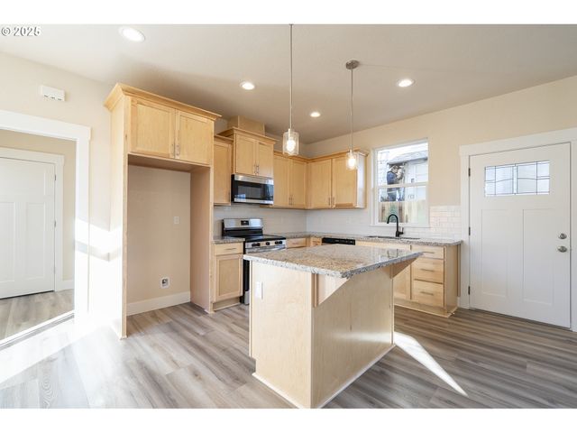 117 E JERSEY St, Gladstone, OR 97027