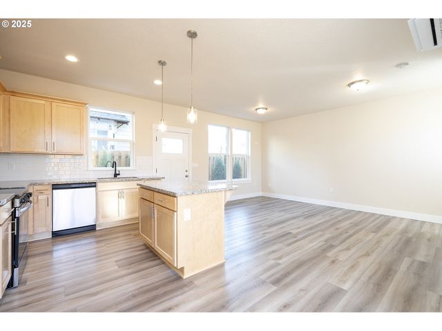 117 E JERSEY St, Gladstone, OR 97027