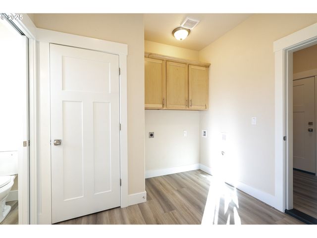 117 E JERSEY St, Gladstone, OR 97027