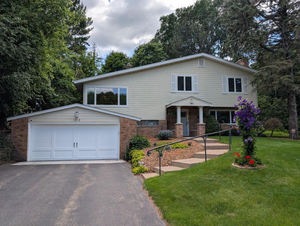 1012 James Court, Mendota Heights, MN 55118