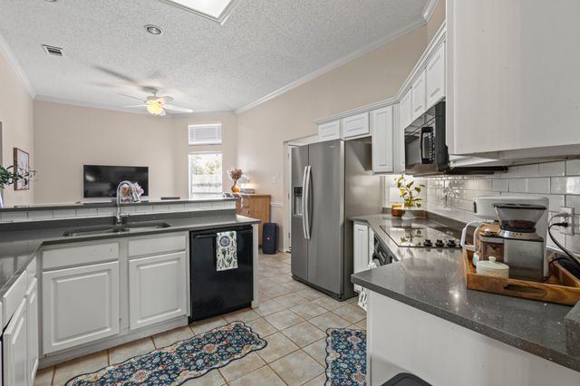 6711 Landover Hills Lane, Arlington, TX 76017