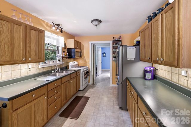 37 Pine Bluff Road, Hendersonville, NC 28792