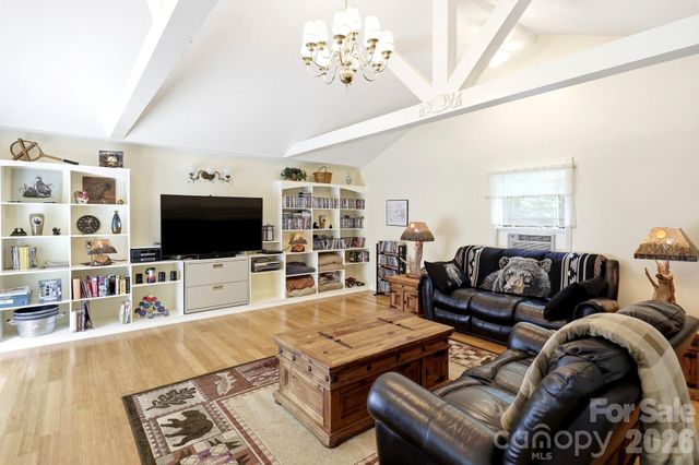 37 Pine Bluff Road, Hendersonville, NC 28792