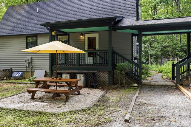 37 Pine Bluff Road, Hendersonville, NC 28792