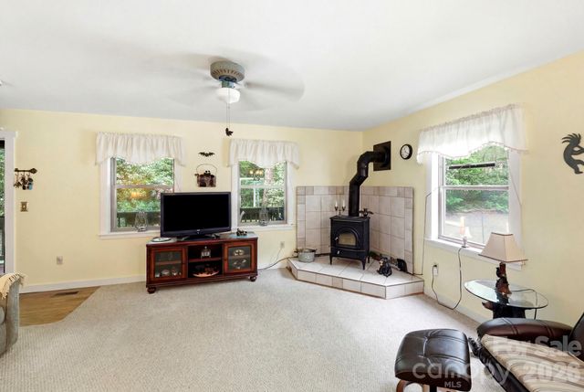 37 Pine Bluff Road, Hendersonville, NC 28792