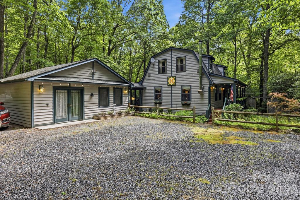 37 Pine Bluff Road, Hendersonville, NC 28792
