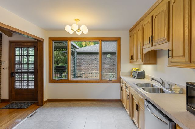 3836 Lake Aire Dr, Nashville, TN 37217