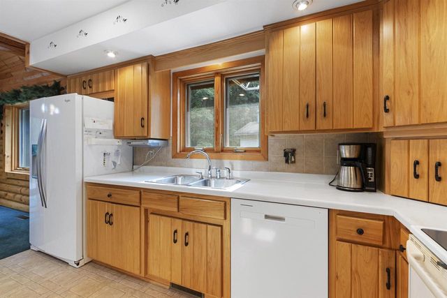 15789 HICKORY LANE, Mountain, WI 54149